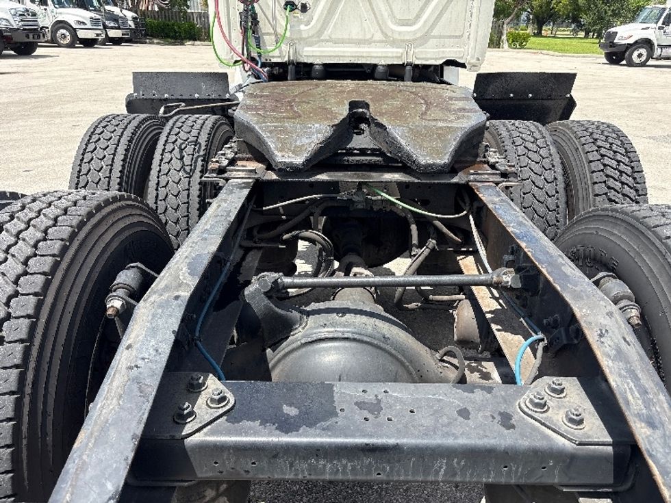 Day Cab Tractor-Heavy Duty Tractors-Freightliner-2019-T12664ST-Pompano Beach-FL-337,780\n\t\tmiles-$ 43,500 - Image 6