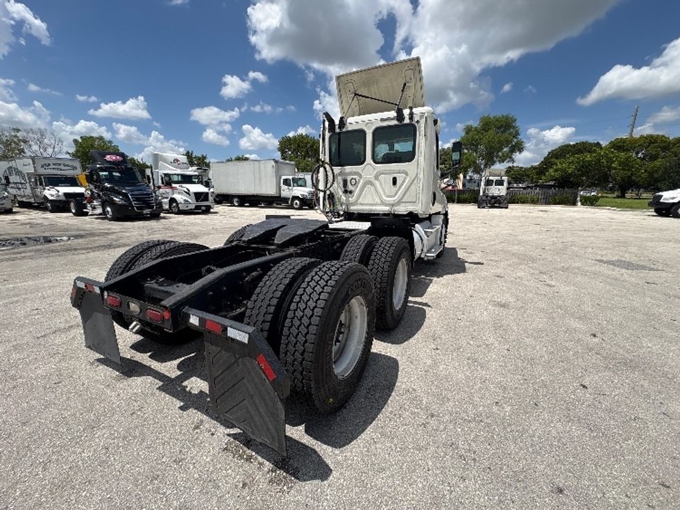 Day Cab Tractor-Heavy Duty Tractors-Freightliner-2019-T12664ST-Pompano Beach-FL-337,780\n\t\tmiles-$ 43,500 - Image 7