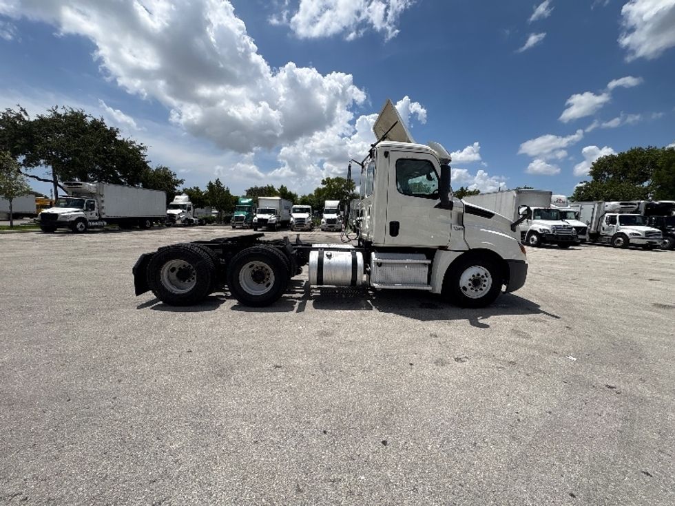Day Cab Tractor-Heavy Duty Tractors-Freightliner-2019-T12664ST-Pompano Beach-FL-337,780\n\t\tmiles-$ 43,500 - Image 8