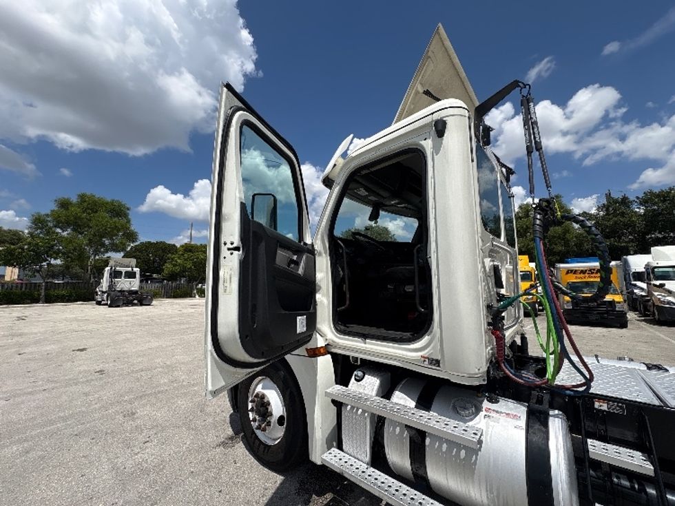 Day Cab Tractor-Heavy Duty Tractors-Freightliner-2019-T12664ST-Pompano Beach-FL-337,780\n\t\tmiles-$ 43,500 - Image 9