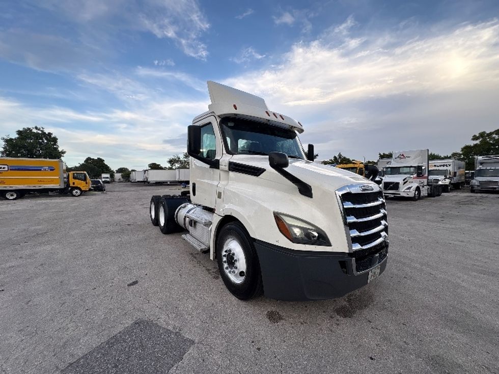 Day Cab Tractor-Heavy Duty Tractors-Freightliner-2019-T12664ST-Pompano Beach-FL-368,879\n\t\tmiles-$ 42,500 - Image 1