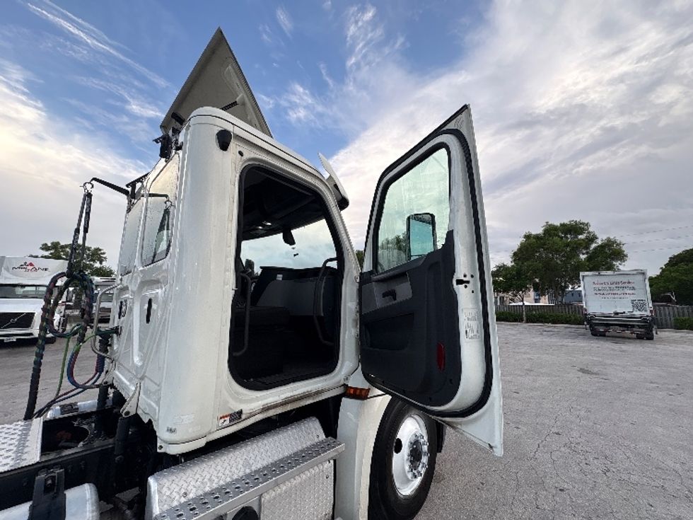 Day Cab Tractor-Heavy Duty Tractors-Freightliner-2019-T12664ST-Pompano Beach-FL-368,879\n\t\tmiles-$ 42,500 - Image 12