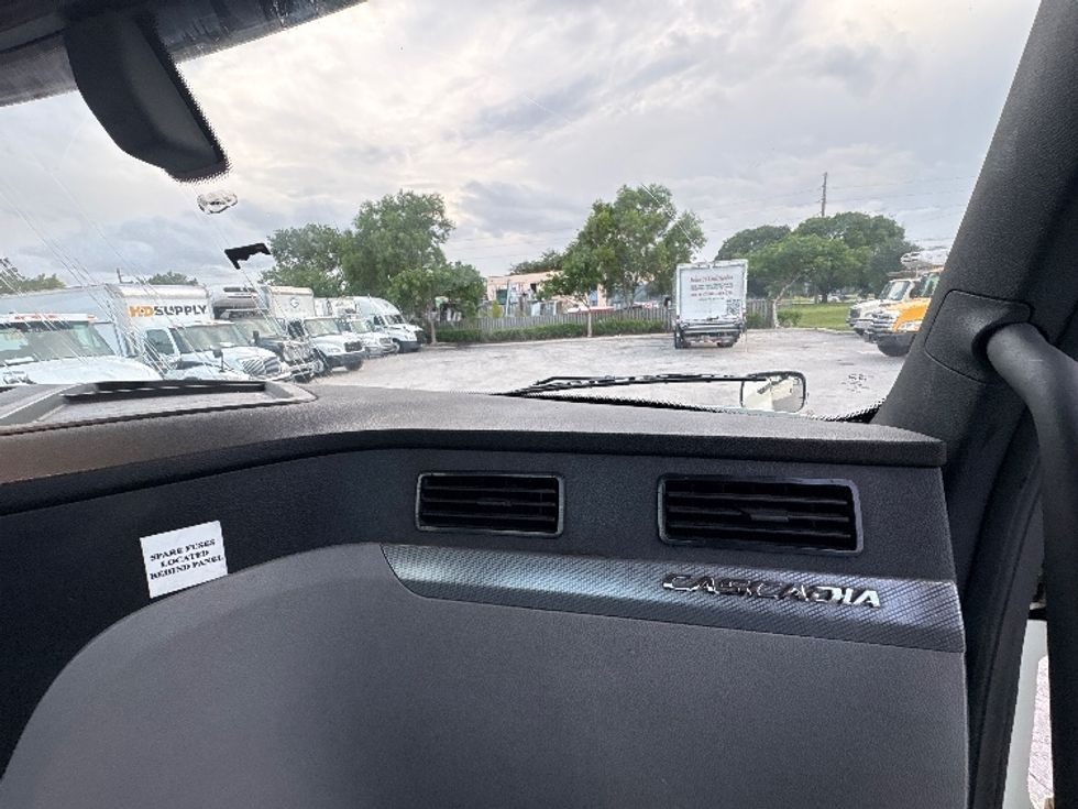 Day Cab Tractor-Heavy Duty Tractors-Freightliner-2019-T12664ST-Pompano Beach-FL-368,879\n\t\tmiles-$ 42,500 - Image 13