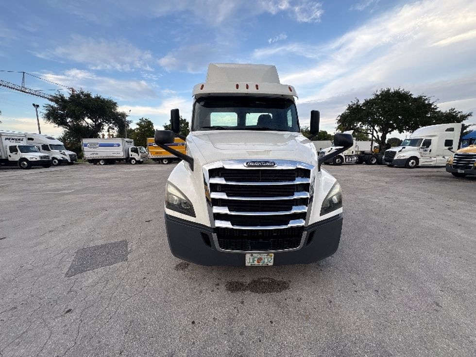 Day Cab Tractor-Heavy Duty Tractors-Freightliner-2019-T12664ST-Pompano Beach-FL-368,879\n\t\tmiles-$ 42,500 - Image 2