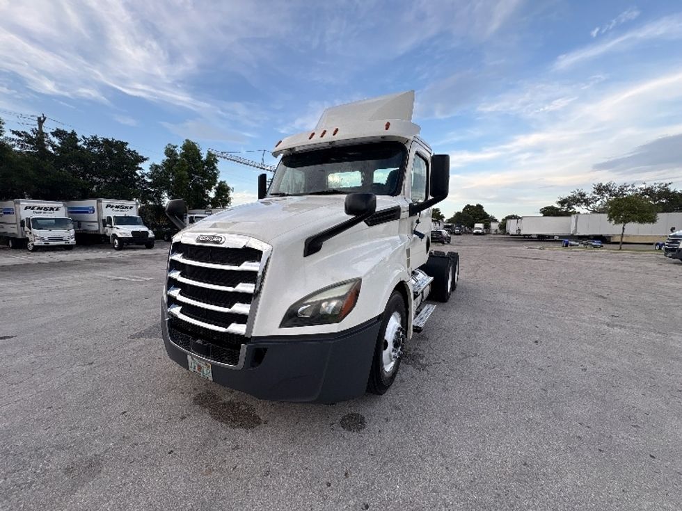 Day Cab Tractor-Heavy Duty Tractors-Freightliner-2019-T12664ST-Pompano Beach-FL-368,879\n\t\tmiles-$ 42,500 - Image 3