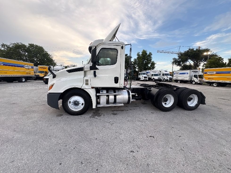 Day Cab Tractor-Heavy Duty Tractors-Freightliner-2019-T12664ST-Pompano Beach-FL-368,879\n\t\tmiles-$ 42,500 - Image 4