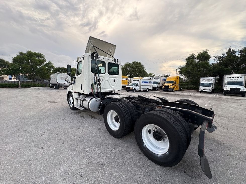Day Cab Tractor-Heavy Duty Tractors-Freightliner-2019-T12664ST-Pompano Beach-FL-368,879\n\t\tmiles-$ 42,500 - Image 5