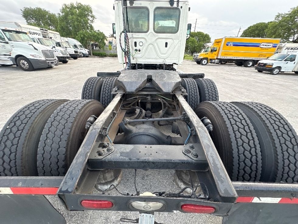 Day Cab Tractor-Heavy Duty Tractors-Freightliner-2019-T12664ST-Pompano Beach-FL-368,879\n\t\tmiles-$ 42,500 - Image 6