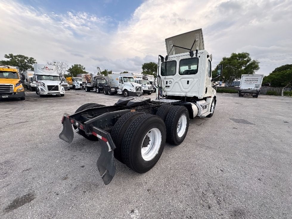 Day Cab Tractor-Heavy Duty Tractors-Freightliner-2019-T12664ST-Pompano Beach-FL-368,879\n\t\tmiles-$ 42,500 - Image 7