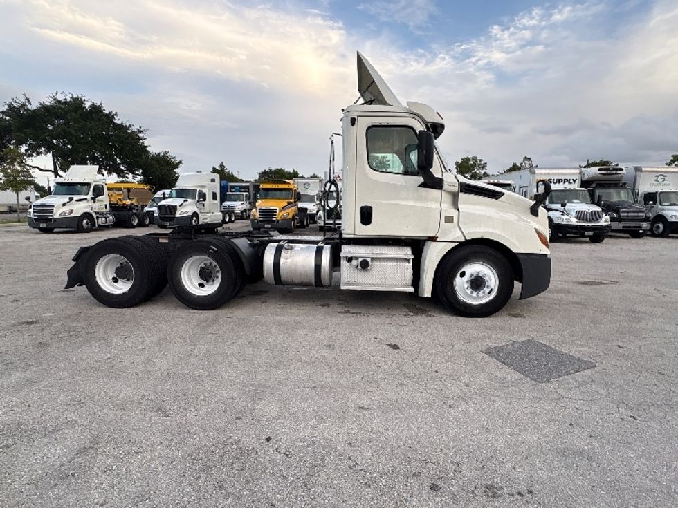 Day Cab Tractor-Heavy Duty Tractors-Freightliner-2019-T12664ST-Pompano Beach-FL-368,879\n\t\tmiles-$ 42,500 - Image 8