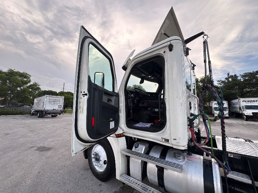 Day Cab Tractor-Heavy Duty Tractors-Freightliner-2019-T12664ST-Pompano Beach-FL-368,879\n\t\tmiles-$ 42,500 - Image 9