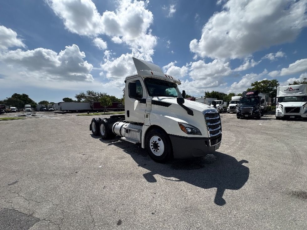 Day Cab Tractor-Heavy Duty Tractors-Freightliner-2019-T12664ST-Pompano Beach-FL-390,527\n\t\tmiles-$ 40,750 - Image 1
