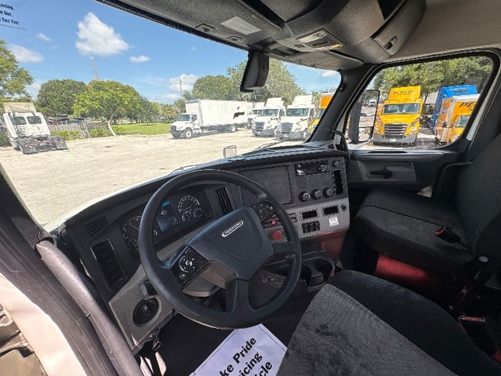 Day Cab Tractor-Heavy Duty Tractors-Freightliner-2019-T12664ST-Pompano Beach-FL-390,527\n\t\tmiles-$ 40,750 - Image 10