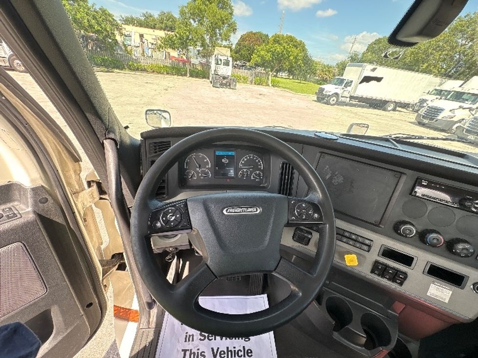 Day Cab Tractor-Heavy Duty Tractors-Freightliner-2019-T12664ST-Pompano Beach-FL-390,527\n\t\tmiles-$ 40,750 - Image 11