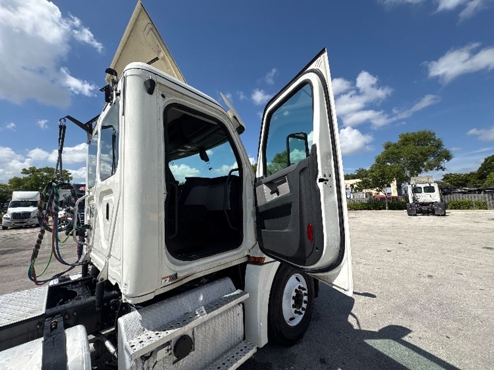 Day Cab Tractor-Heavy Duty Tractors-Freightliner-2019-T12664ST-Pompano Beach-FL-390,527\n\t\tmiles-$ 40,750 - Image 12