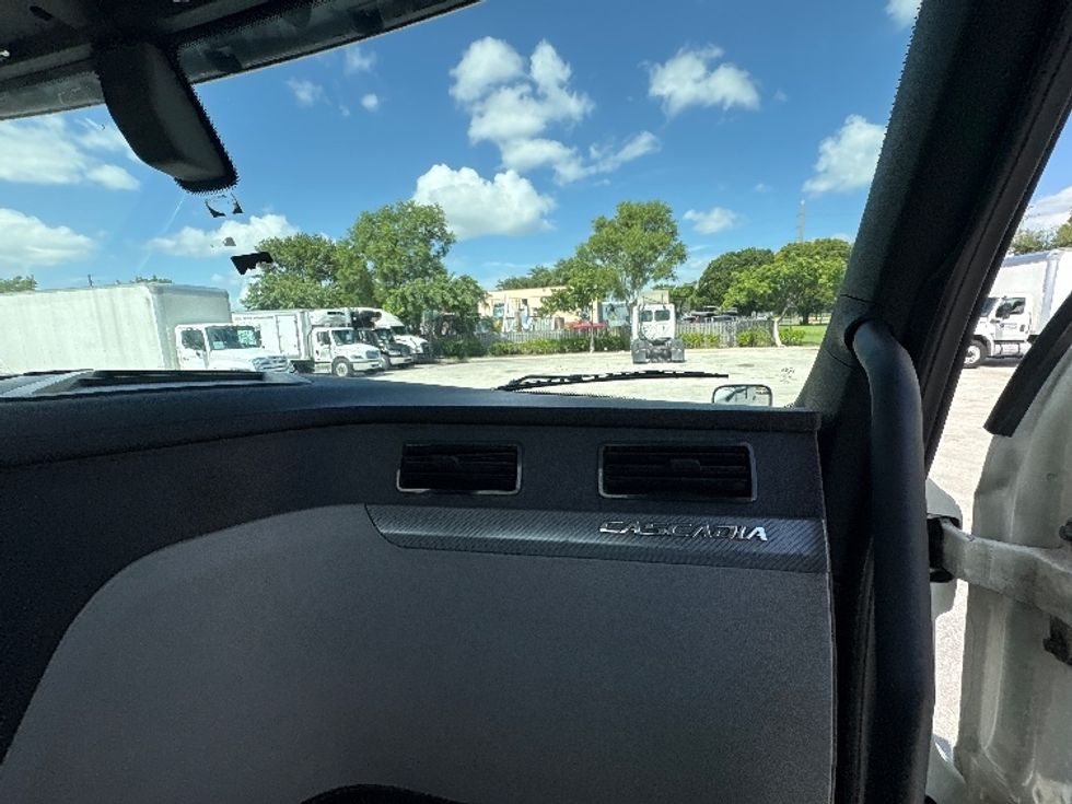 Day Cab Tractor-Heavy Duty Tractors-Freightliner-2019-T12664ST-Pompano Beach-FL-390,527\n\t\tmiles-$ 40,750 - Image 13