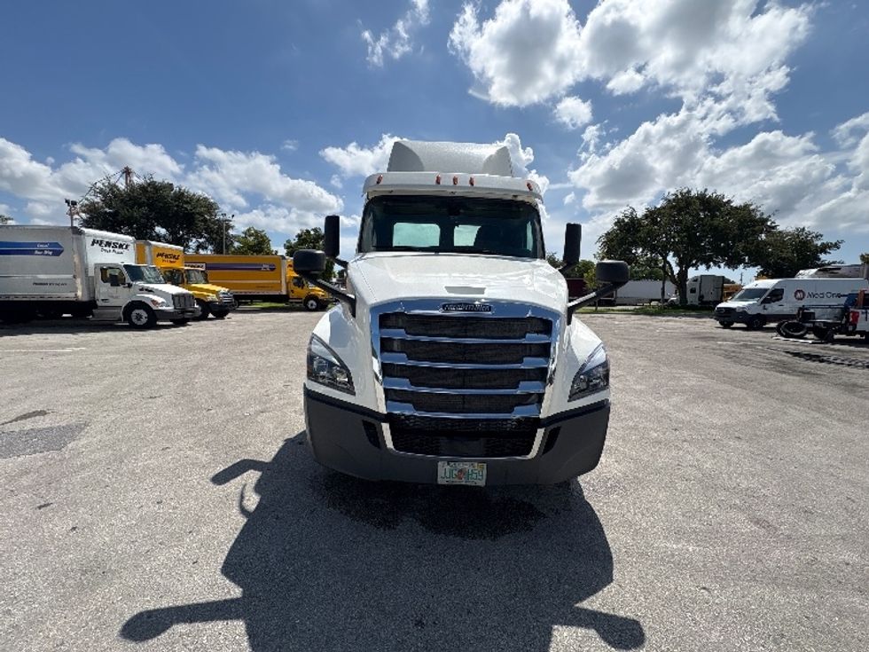 Day Cab Tractor-Heavy Duty Tractors-Freightliner-2019-T12664ST-Pompano Beach-FL-390,527\n\t\tmiles-$ 40,750 - Image 2