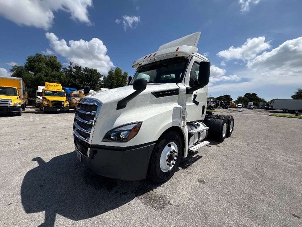 Day Cab Tractor-Heavy Duty Tractors-Freightliner-2019-T12664ST-Pompano Beach-FL-390,527\n\t\tmiles-$ 40,750 - Image 3