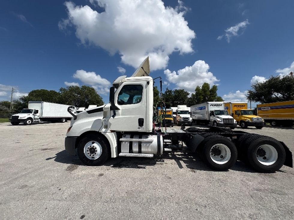 Day Cab Tractor-Heavy Duty Tractors-Freightliner-2019-T12664ST-Pompano Beach-FL-390,527\n\t\tmiles-$ 40,750 - Image 4