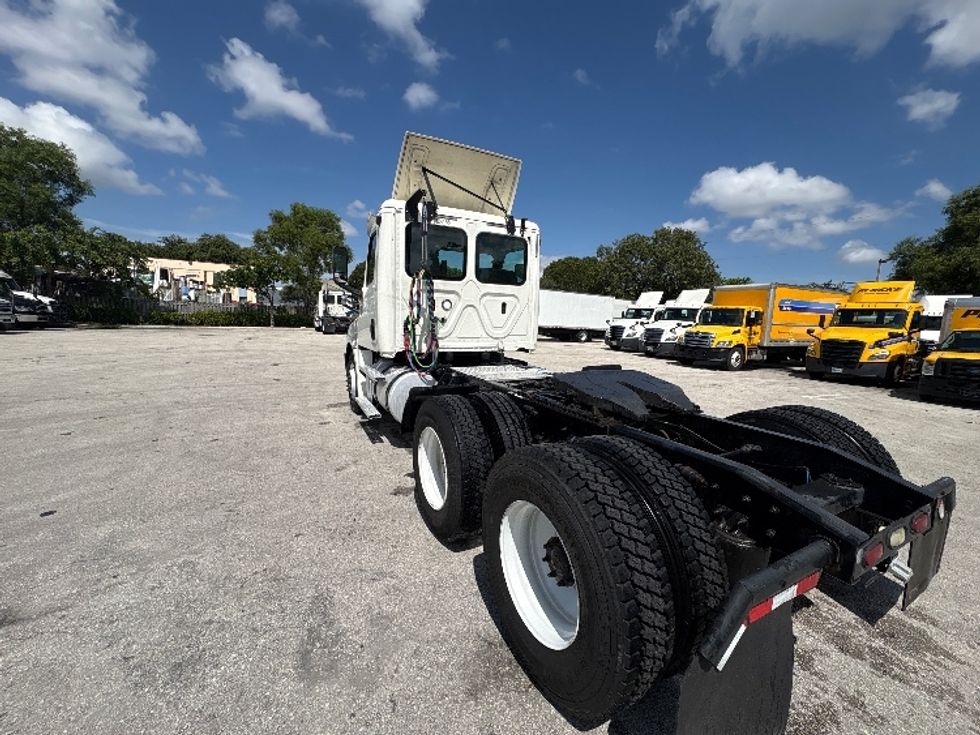 Day Cab Tractor-Heavy Duty Tractors-Freightliner-2019-T12664ST-Pompano Beach-FL-390,527\n\t\tmiles-$ 40,750 - Image 5