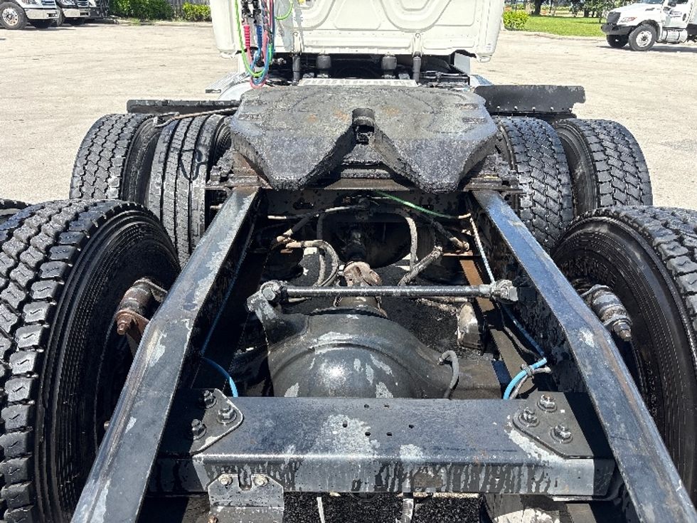 Day Cab Tractor-Heavy Duty Tractors-Freightliner-2019-T12664ST-Pompano Beach-FL-390,527\n\t\tmiles-$ 40,750 - Image 6