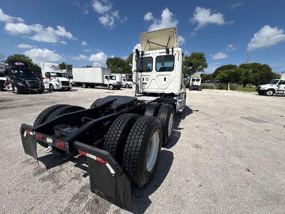 Day Cab Tractor-Heavy Duty Tractors-Freightliner-2019-T12664ST-Pompano Beach-FL-390,527\n\t\tmiles-$ 40,750 - Image 7