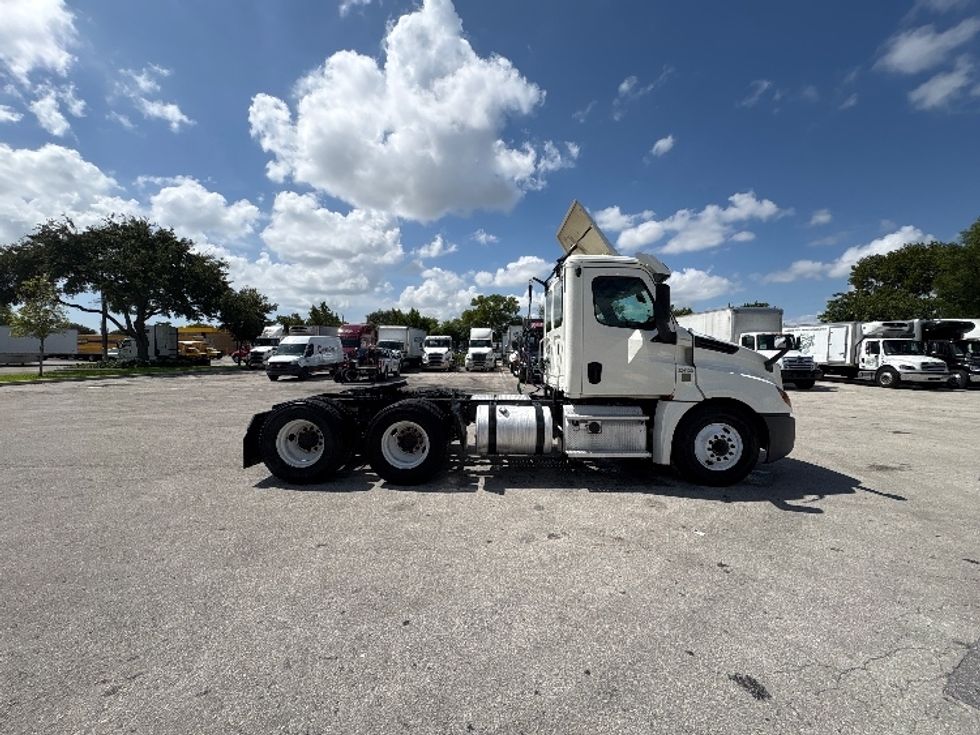 Day Cab Tractor-Heavy Duty Tractors-Freightliner-2019-T12664ST-Pompano Beach-FL-390,527\n\t\tmiles-$ 40,750 - Image 8