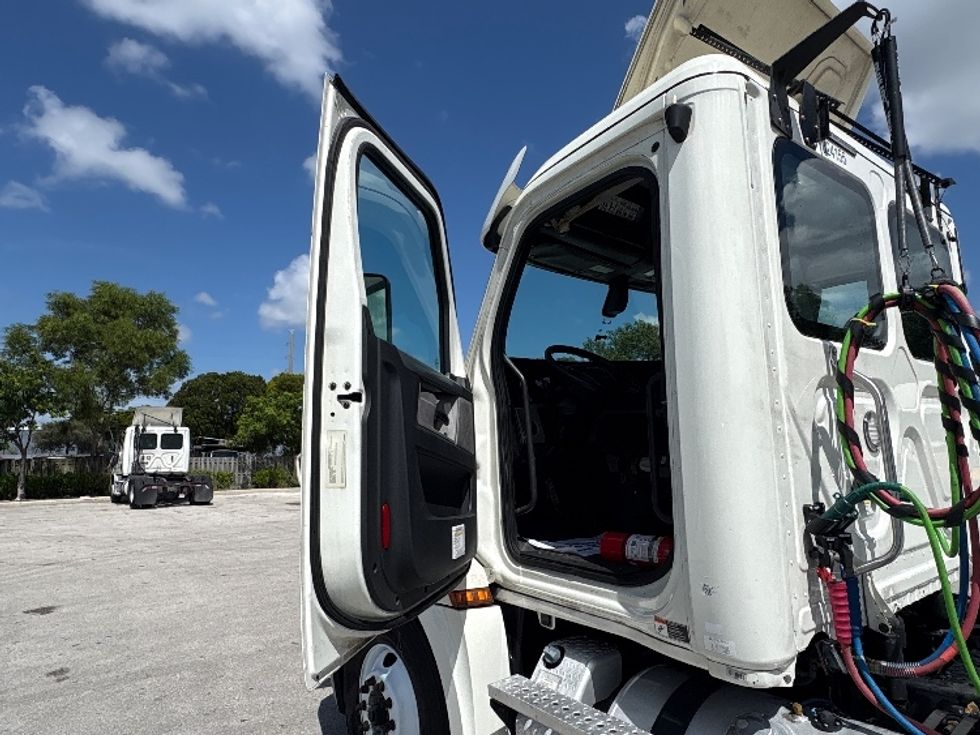 Day Cab Tractor-Heavy Duty Tractors-Freightliner-2019-T12664ST-Pompano Beach-FL-390,527\n\t\tmiles-$ 40,750 - Image 9