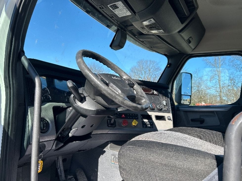 Day Cab Tractor-Heavy Duty Tractors-Freightliner-2019-T12664ST-Poplar Bluff-MO-529,960\n\t\tmiles-$ 38,750 - Image 10