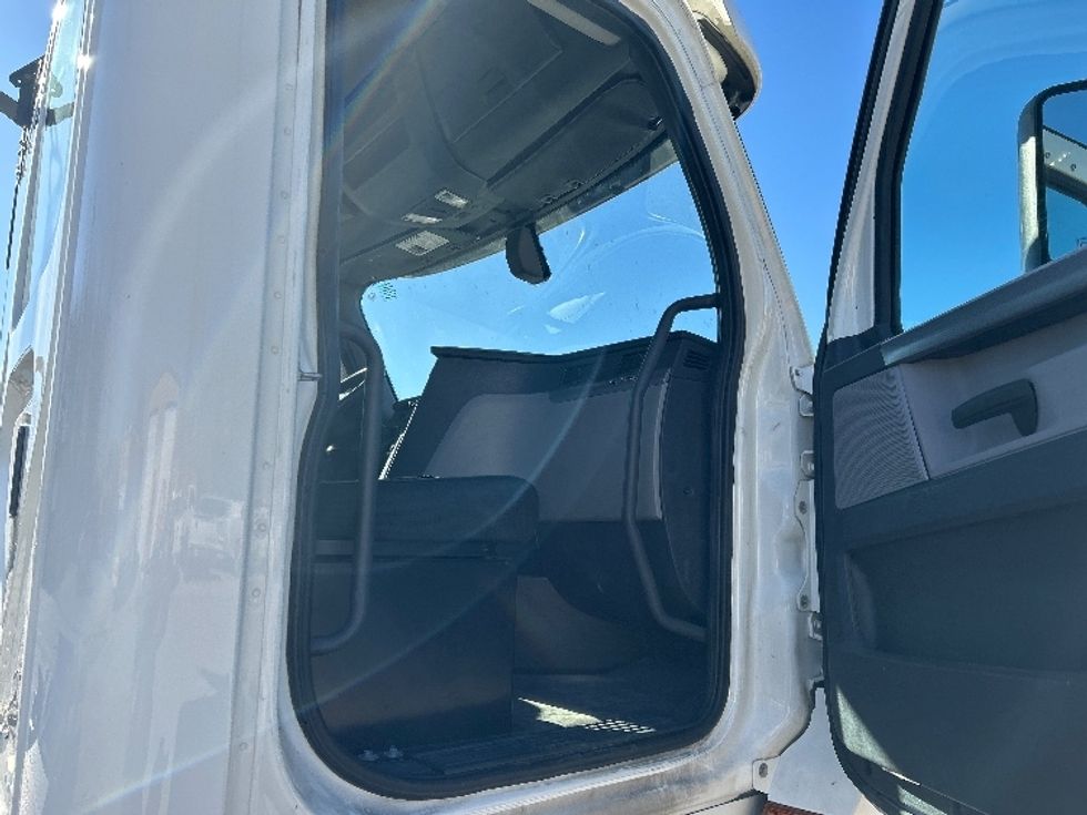 Day Cab Tractor-Heavy Duty Tractors-Freightliner-2019-T12664ST-Poplar Bluff-MO-529,960\n\t\tmiles-$ 38,750 - Image 12