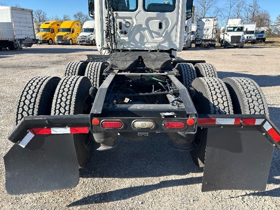 Day Cab Tractor-Heavy Duty Tractors-Freightliner-2019-T12664ST-Poplar Bluff-MO-529,960\n\t\tmiles-$ 38,750 - Image 6