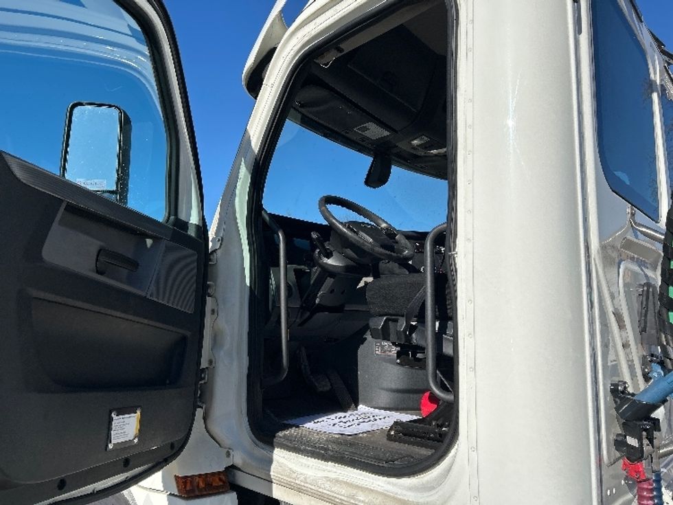 Day Cab Tractor-Heavy Duty Tractors-Freightliner-2019-T12664ST-Poplar Bluff-MO-529,960\n\t\tmiles-$ 38,750 - Image 9