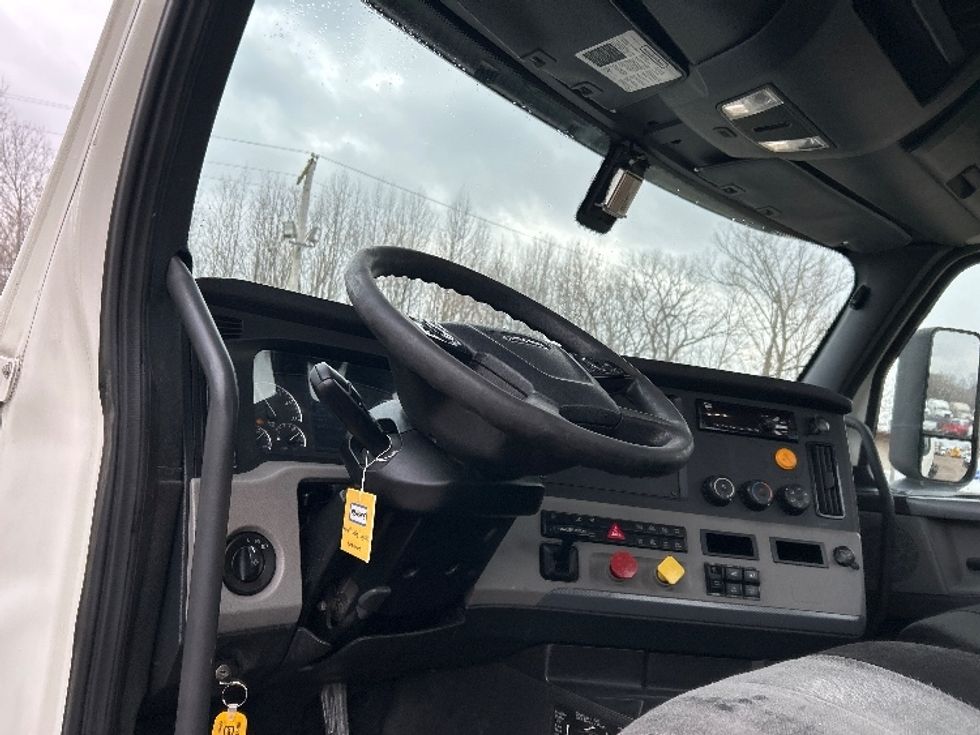 Day Cab Tractor-Heavy Duty Tractors-Freightliner-2019-T12664ST-Poplar Bluff-MO-531,657\n\t\tmiles-$ 37,750 - Image 10