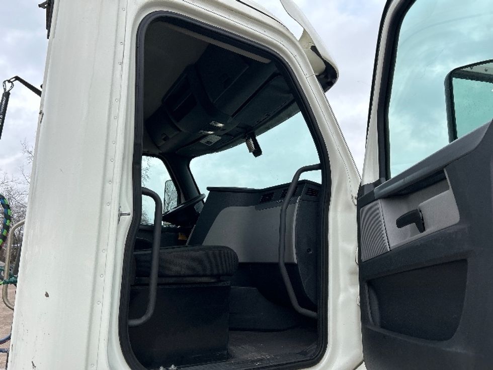 Day Cab Tractor-Heavy Duty Tractors-Freightliner-2019-T12664ST-Poplar Bluff-MO-531,657\n\t\tmiles-$ 37,750 - Image 12