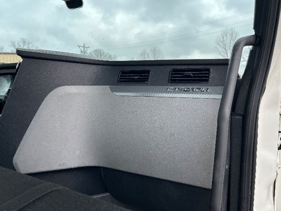 Day Cab Tractor-Heavy Duty Tractors-Freightliner-2019-T12664ST-Poplar Bluff-MO-531,657\n\t\tmiles-$ 37,750 - Image 13