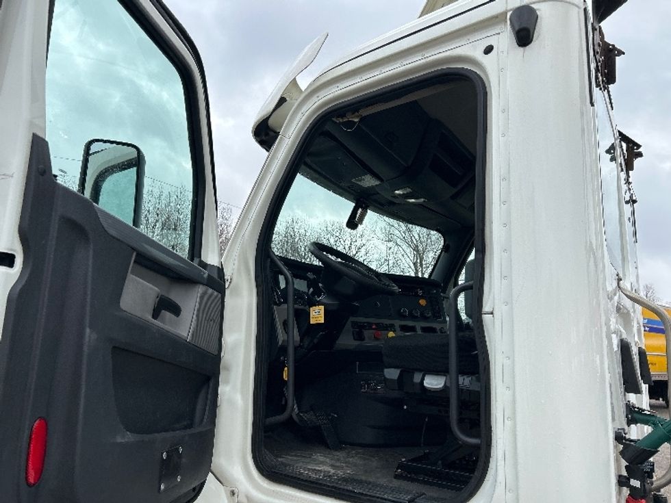 Day Cab Tractor-Heavy Duty Tractors-Freightliner-2019-T12664ST-Poplar Bluff-MO-531,657\n\t\tmiles-$ 37,750 - Image 9