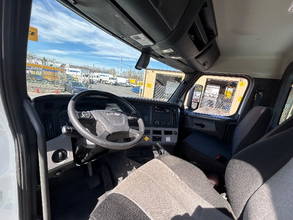 Day Cab Tractor-Heavy Duty Tractors-Freightliner-2019-T12664ST-Portland-OR-311,940\n\t\tmiles-$ 54,750 - Image 10