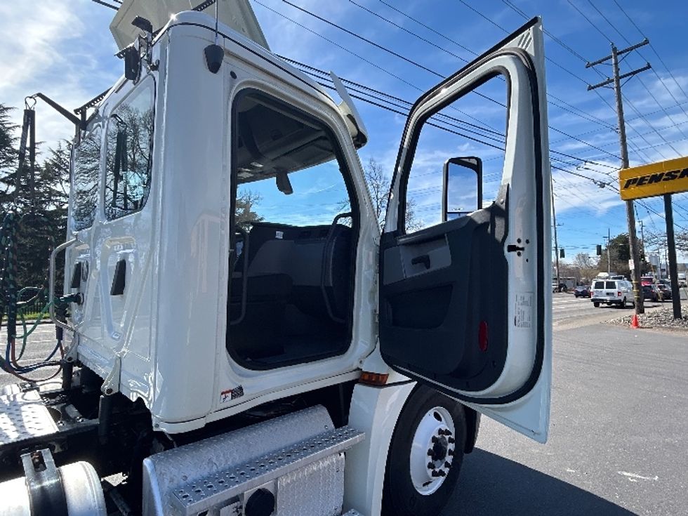 Day Cab Tractor-Heavy Duty Tractors-Freightliner-2019-T12664ST-Portland-OR-311,940\n\t\tmiles-$ 54,750 - Image 12