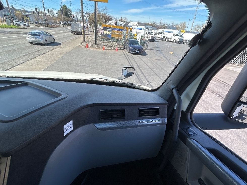 Day Cab Tractor-Heavy Duty Tractors-Freightliner-2019-T12664ST-Portland-OR-311,940\n\t\tmiles-$ 54,750 - Image 13