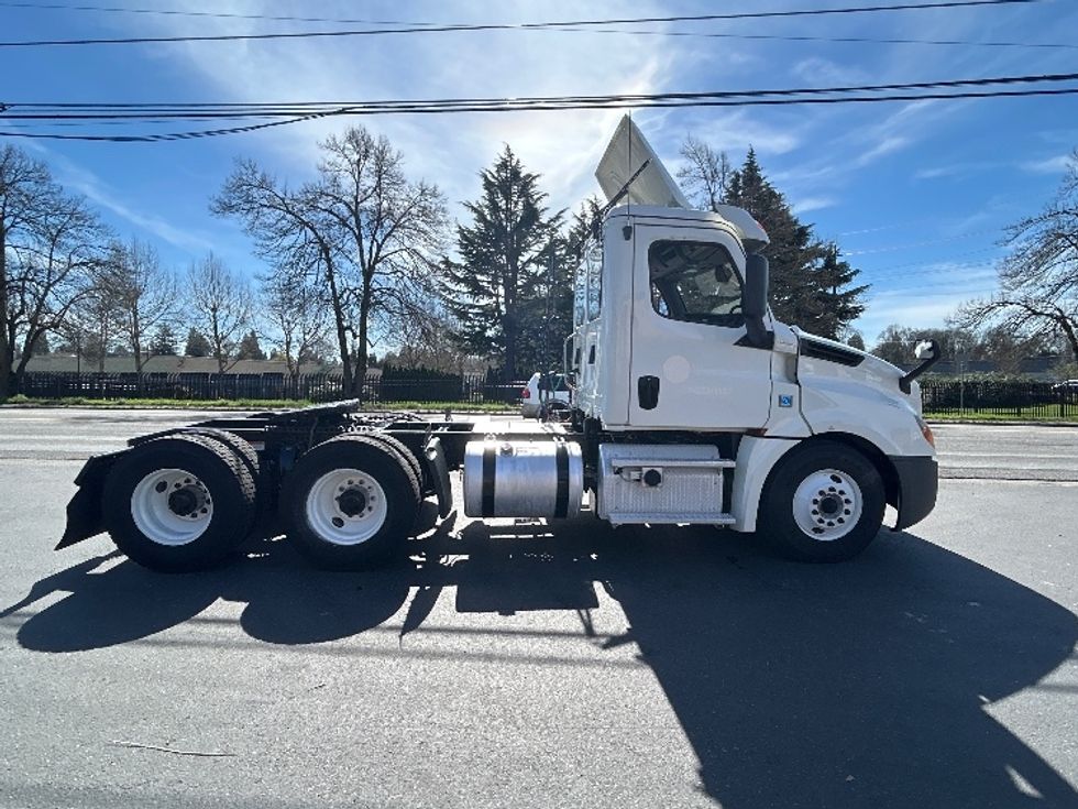 Day Cab Tractor-Heavy Duty Tractors-Freightliner-2019-T12664ST-Portland-OR-311,940\n\t\tmiles-$ 54,750 - Image 8