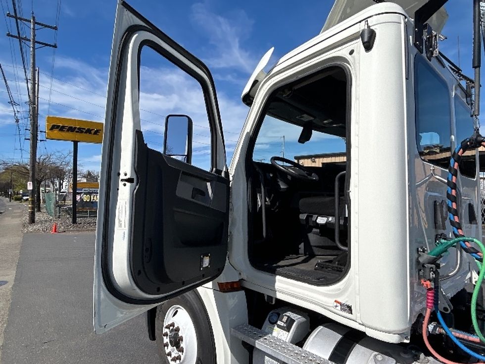 Day Cab Tractor-Heavy Duty Tractors-Freightliner-2019-T12664ST-Portland-OR-311,940\n\t\tmiles-$ 54,750 - Image 9