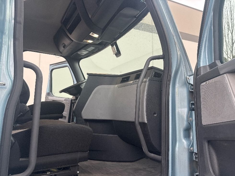 Day Cab Tractor-Heavy Duty Tractors-Freightliner-2019-T12664ST-Portland-OR-397,310\n\t\tmiles-$ 44,250 - Image 12