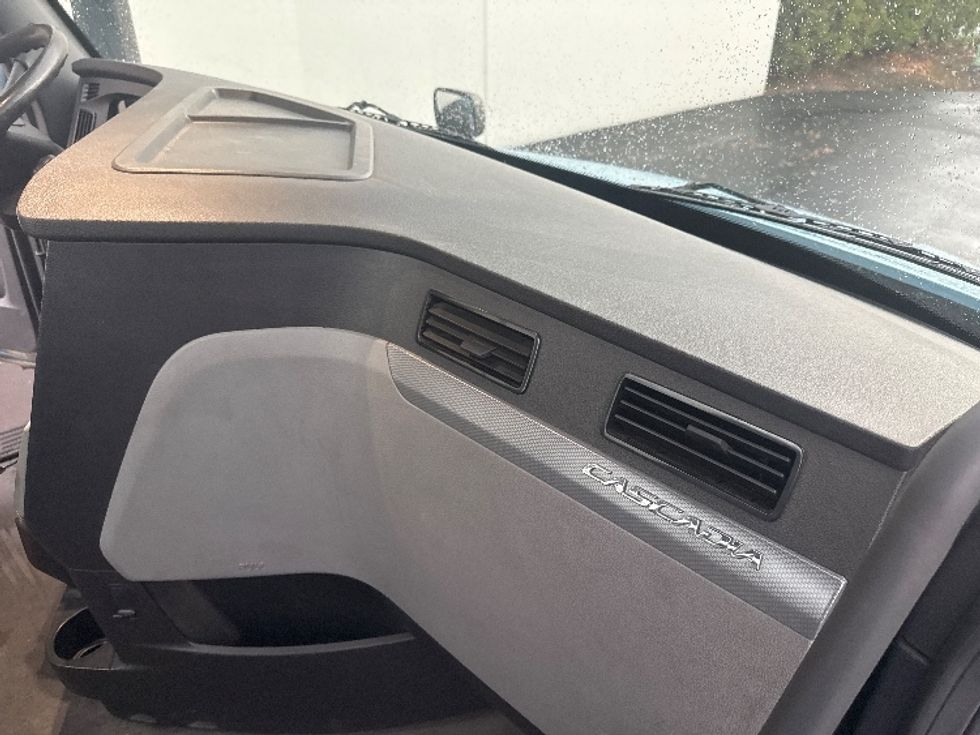 Day Cab Tractor-Heavy Duty Tractors-Freightliner-2019-T12664ST-Portland-OR-397,310\n\t\tmiles-$ 44,250 - Image 13