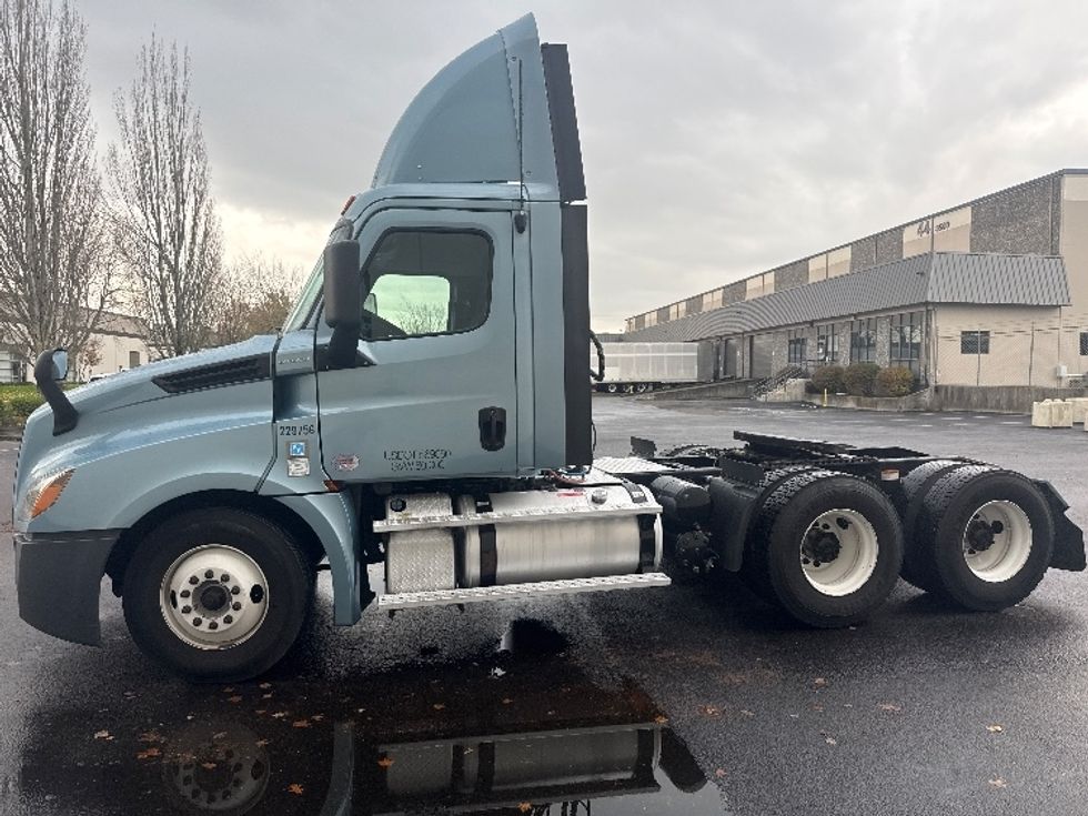 Day Cab Tractor-Heavy Duty Tractors-Freightliner-2019-T12664ST-Portland-OR-397,310\n\t\tmiles-$ 44,250 - Image 4