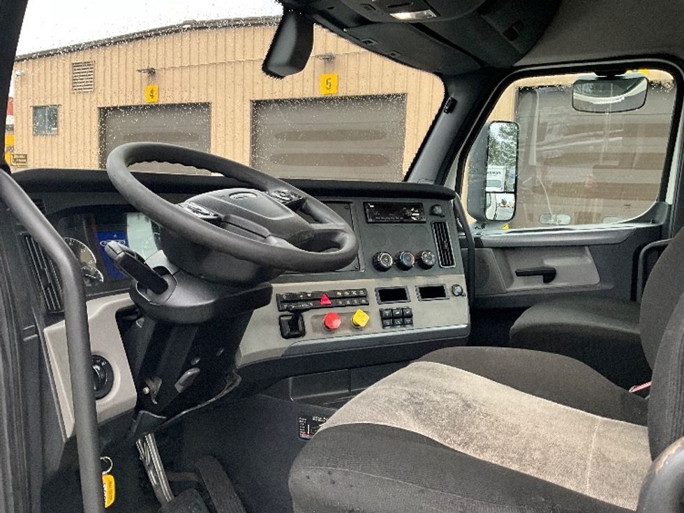 Day Cab Tractor-Heavy Duty Tractors-Freightliner-2019-T12664ST-Portland-OR-410,570\n\t\tmiles-$ 44,500 - Image 10