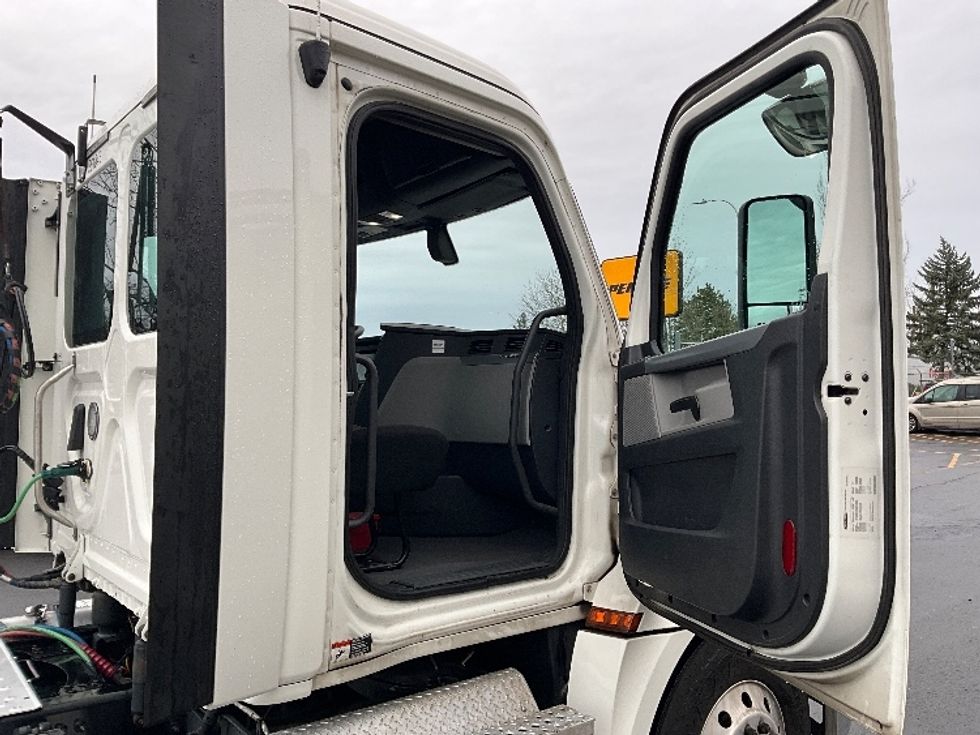 Day Cab Tractor-Heavy Duty Tractors-Freightliner-2019-T12664ST-Portland-OR-410,570\n\t\tmiles-$ 44,500 - Image 12