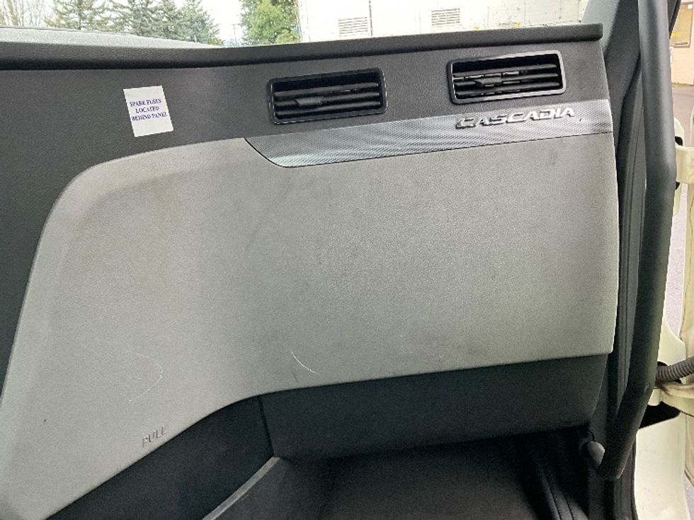 Day Cab Tractor-Heavy Duty Tractors-Freightliner-2019-T12664ST-Portland-OR-410,570\n\t\tmiles-$ 44,500 - Image 13