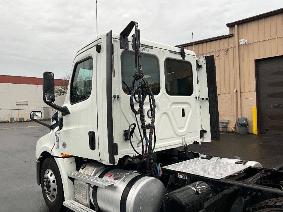 Day Cab Tractor-Heavy Duty Tractors-Freightliner-2019-T12664ST-Portland-OR-410,570\n\t\tmiles-$ 44,500 - Image 17