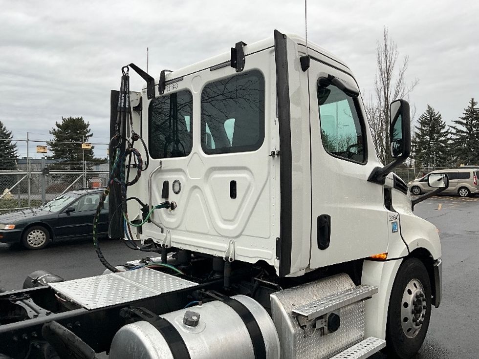Day Cab Tractor-Heavy Duty Tractors-Freightliner-2019-T12664ST-Portland-OR-410,570\n\t\tmiles-$ 44,500 - Image 18