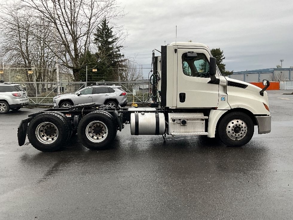 Day Cab Tractor-Heavy Duty Tractors-Freightliner-2019-T12664ST-Portland-OR-410,570\n\t\tmiles-$ 44,500 - Image 8